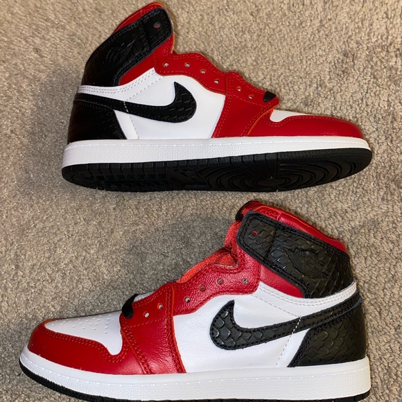 Jordan 1 satin red